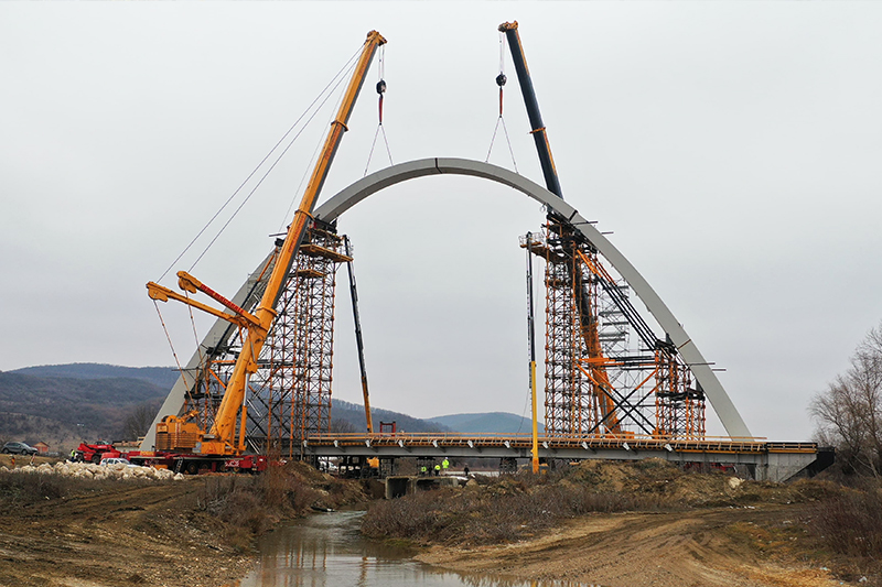 Podul cu arc din Mioveni, România